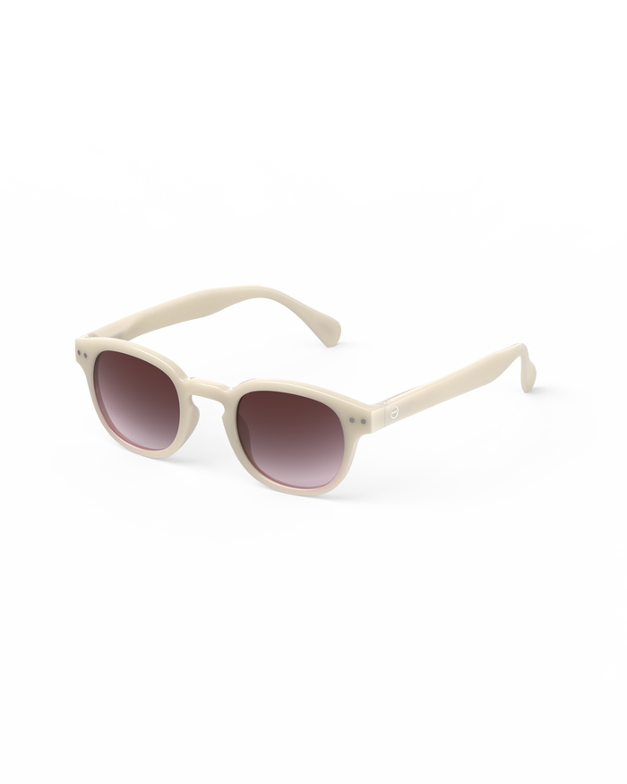 Izipizi Avec Les Lunettes De Soleil SUN C Vintage Cream Affichez Un Style Chic Et Solaire. Sa Monture Crème Au Fini Brillant Capture L’essence De L’été Et L’élégance Intemporelle De La French Riviera. Ses Verres Teint