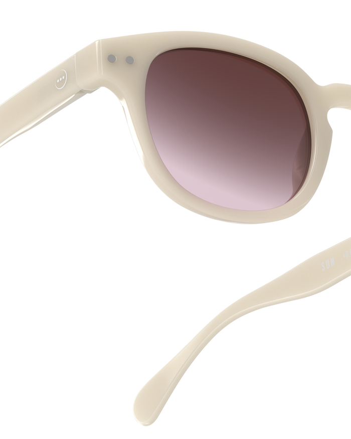 Izipizi Avec Les Lunettes De Soleil SUN C Vintage Cream Affichez Un Style Chic Et Solaire. Sa Monture Crème Au Fini Brillant Capture L’essence De L’été Et L’élégance Intemporelle De La French Riviera. Ses Verres Teint