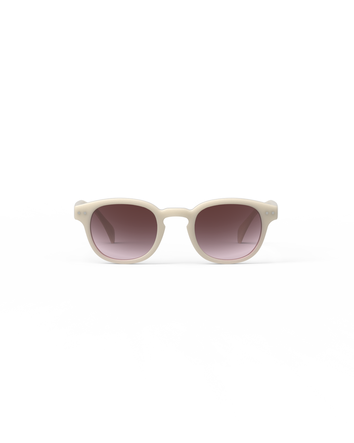 izipizi Avec les lunettes de soleil SUN C Vintage Cream affichez un style chic et solaire. Sa monture crème au fini brillant capture l’essence de l’été et l’élégance intemporelle de la French Riviera. Ses verres teint