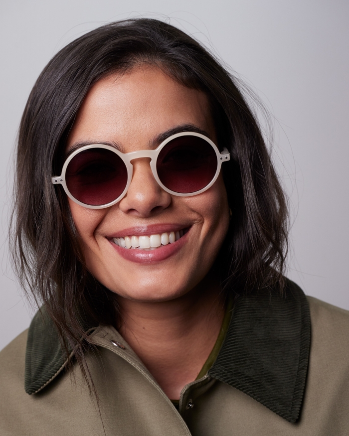 Izipizi Avec Leur Silhouette Ronde Les Lunettes De Soleil SUN G Vintage Cream Affirment Leur Style Tout En Restant Naturellement Chic. Leur Monture Crème Brillante Incarne Une élégance Intemporelle Inspirée De La French Rivi
