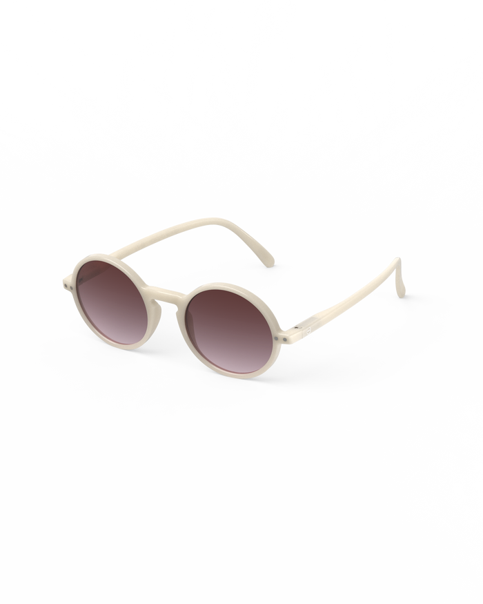 Izipizi Avec Leur Silhouette Ronde Les Lunettes De Soleil SUN G Vintage Cream Affirment Leur Style Tout En Restant Naturellement Chic. Leur Monture Crème Brillante Incarne Une élégance Intemporelle Inspirée De La French Rivi