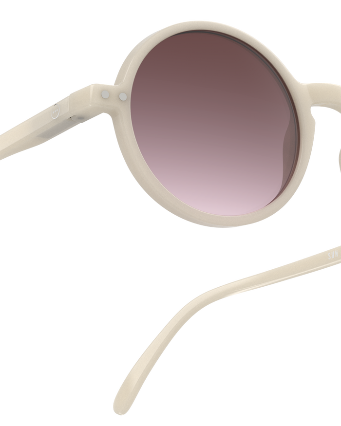 Izipizi Avec Leur Silhouette Ronde Les Lunettes De Soleil SUN G Vintage Cream Affirment Leur Style Tout En Restant Naturellement Chic. Leur Monture Crème Brillante Incarne Une élégance Intemporelle Inspirée De La French Rivi