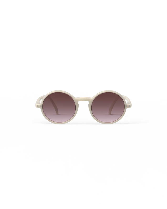 izipizi Avec leur silhouette ronde les lunettes de soleil SUN G Vintage Cream affirment leur style tout en restant naturellement chic. Leur monture crème brillante incarne une élégance intemporelle inspirée de la French Rivi