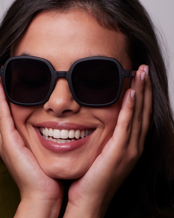 Izipizi Cette Paire Oversize Carrée #OFFICE Black Allie Style Affirmé Et Confort Optimal Pour Protéger Vos Yeux Avec élégance. Avec Son Fini Mat Elle Offre Une Allure Moderne Et Audacieuse Idéale Pour Vos Sorties Ensoleill