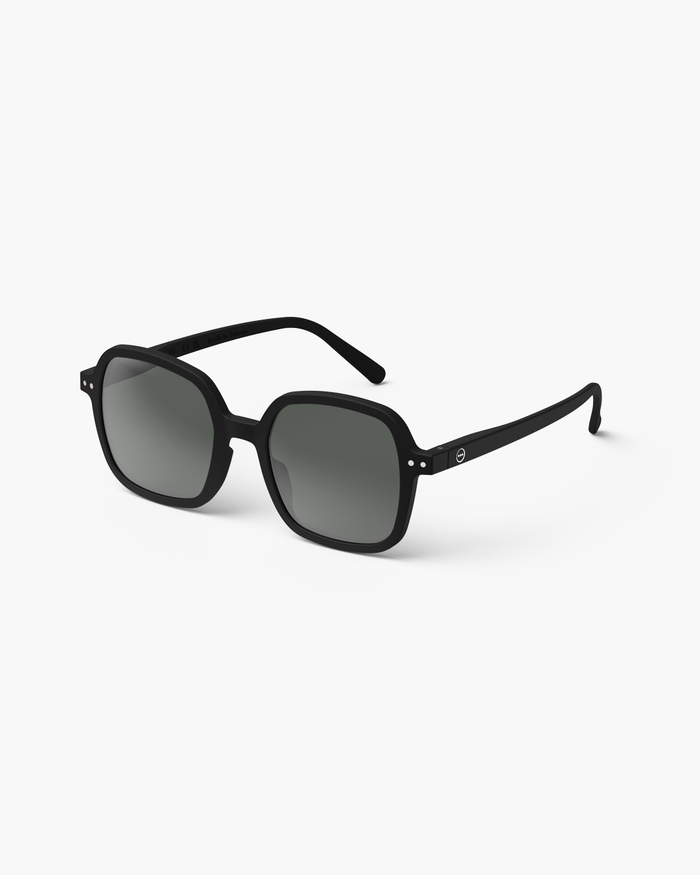 Izipizi Cette Paire Oversize Carrée #OFFICE Black Allie Style Affirmé Et Confort Optimal Pour Protéger Vos Yeux Avec élégance. Avec Son Fini Mat Elle Offre Une Allure Moderne Et Audacieuse Idéale Pour Vos Sorties Ensoleill