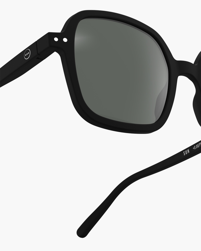 Izipizi Cette Paire Oversize Carrée #OFFICE Black Allie Style Affirmé Et Confort Optimal Pour Protéger Vos Yeux Avec élégance. Avec Son Fini Mat Elle Offre Une Allure Moderne Et Audacieuse Idéale Pour Vos Sorties Ensoleill