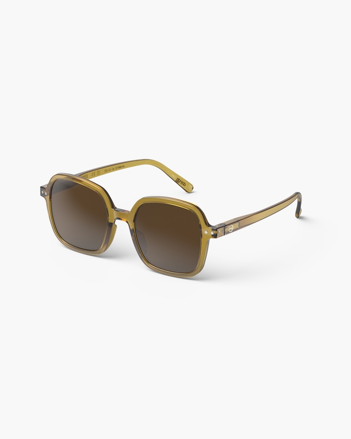 Izipizi Cette Paire Oversize Carrée #OFFICE Golden Green Avec Sa Monture Cristalline Et Son Fini Brillant Allie Style Audacieux Et Confort Optimal Pour Protéger Vos Yeux Avec élégance. Idéale Pour Vos Moments De Détente Ou