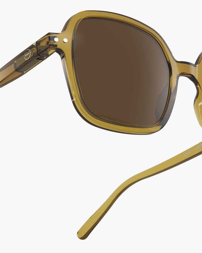 Izipizi Cette Paire Oversize Carrée #OFFICE Golden Green Avec Sa Monture Cristalline Et Son Fini Brillant Allie Style Audacieux Et Confort Optimal Pour Protéger Vos Yeux Avec élégance. Idéale Pour Vos Moments De Détente Ou