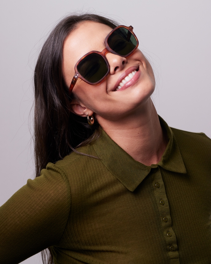 Izipizi Cette Paire Oversize Carrée #OFFICE Havane Allie Style Affirmé Et Confort Optimal Pour Protéger Vos Yeux Avec élégance. Avec Ses Tons Chauds Et Son Fini Mat Elle Vous Accompagne Dans Toutes Vos Aventures Sous Le Sol