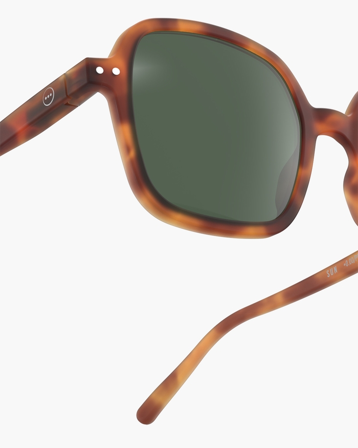Izipizi Cette Paire Oversize Carrée #OFFICE Havane Allie Style Affirmé Et Confort Optimal Pour Protéger Vos Yeux Avec élégance. Avec Ses Tons Chauds Et Son Fini Mat Elle Vous Accompagne Dans Toutes Vos Aventures Sous Le Sol