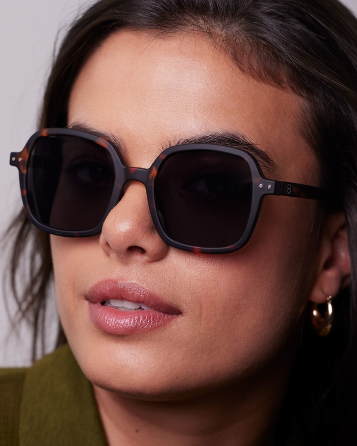 Izipizi Cette Paire Oversize Carrée #OFFICE Tortoise Allie Style Affirmé Et Confort Optimal Pour Protéger Vos Yeux Avec élégance. Avec Son Design Chic Et Son Fini Mat Elle Dégage Une Vibe Vintage Tout En Garantissant Une P