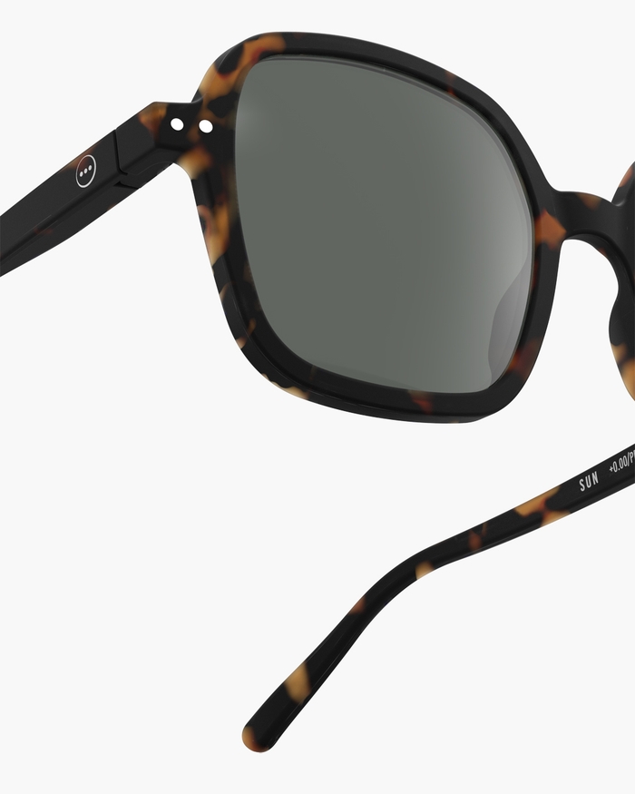 Izipizi Cette Paire Oversize Carrée #OFFICE Tortoise Allie Style Affirmé Et Confort Optimal Pour Protéger Vos Yeux Avec élégance. Avec Son Design Chic Et Son Fini Mat Elle Dégage Une Vibe Vintage Tout En Garantissant Une P