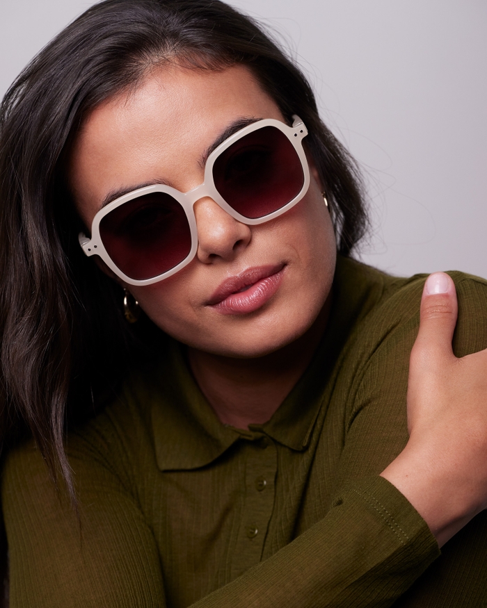 Izipizi Cette Paire Oversize Carrée #OFFICE Vintage Cream Allie Style Affirmé Et Confort Optimal Pour Protéger Vos Yeux Avec élégance. Avec Son Fini Brillant Et Ses Tons Crémeux Elle Apporte Un Air Rétro à Votre Look Tou