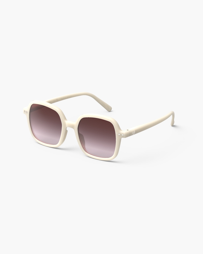 Izipizi Cette Paire Oversize Carrée #OFFICE Vintage Cream Allie Style Affirmé Et Confort Optimal Pour Protéger Vos Yeux Avec élégance. Avec Son Fini Brillant Et Ses Tons Crémeux Elle Apporte Un Air Rétro à Votre Look Tou