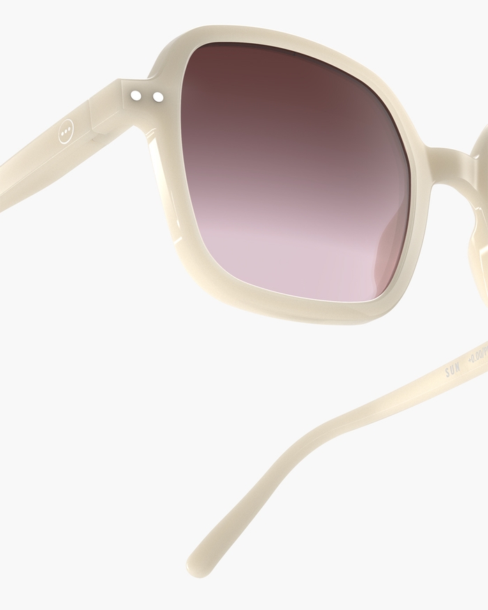 Izipizi Cette Paire Oversize Carrée #OFFICE Vintage Cream Allie Style Affirmé Et Confort Optimal Pour Protéger Vos Yeux Avec élégance. Avec Son Fini Brillant Et Ses Tons Crémeux Elle Apporte Un Air Rétro à Votre Look Tou