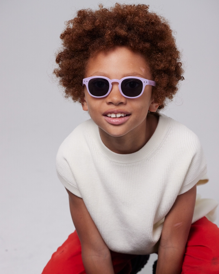 Izipizi Découvrez Les JUNIOR SUN #c Lilac Une Version Fun Et Tendance De Nos Lunettes De Soleil Carrées Classiques. Plébiscité Par De Nombreux Clients Ce Modèle Est également Disponible En BABY KIDS KIDS PLUS Et SUN Permet