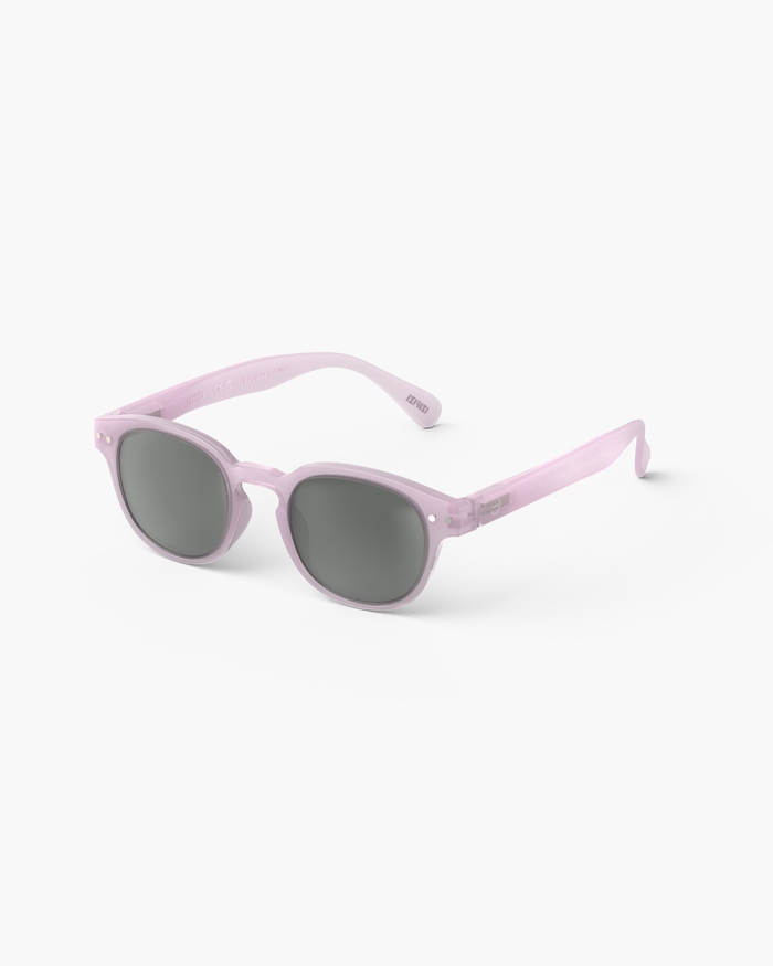 Izipizi Découvrez Les JUNIOR SUN #c Lilac Une Version Fun Et Tendance De Nos Lunettes De Soleil Carrées Classiques. Plébiscité Par De Nombreux Clients Ce Modèle Est également Disponible En BABY KIDS KIDS PLUS Et SUN Permet