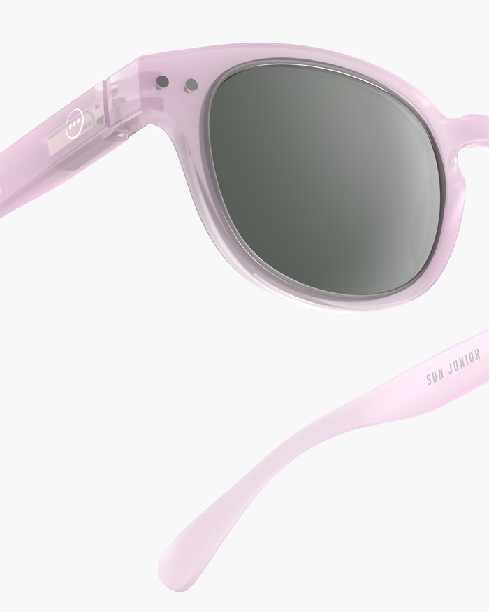 Izipizi Découvrez Les JUNIOR SUN #c Lilac Une Version Fun Et Tendance De Nos Lunettes De Soleil Carrées Classiques. Plébiscité Par De Nombreux Clients Ce Modèle Est également Disponible En BABY KIDS KIDS PLUS Et SUN Permet