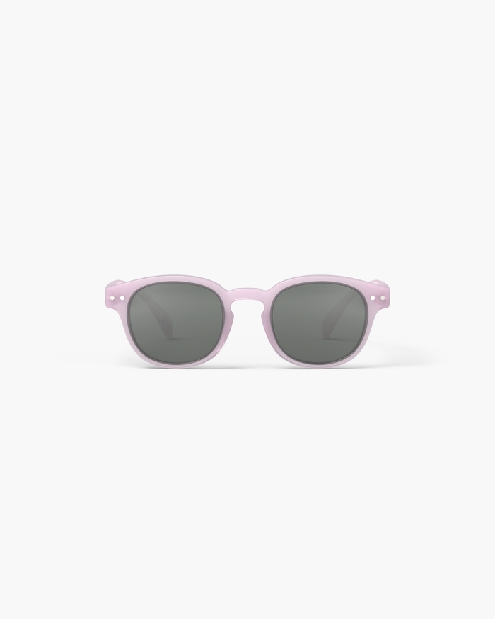 izipizi Découvrez les JUNIOR SUN #c Lilac une version fun et tendance de nos lunettes de soleil carrées classiques. Plébiscité par de nombreux clients ce modèle est également disponible en BABY KIDS KIDS PLUS et SUN permet