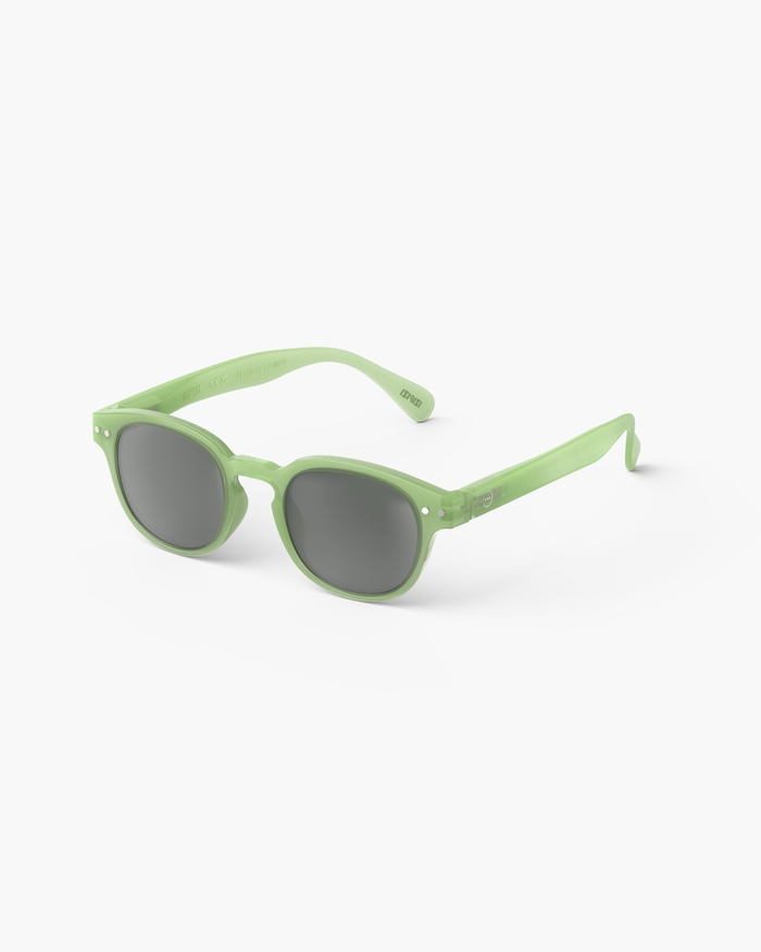 Izipizi Découvrez Les JUNIOR SUN #c Pear Une Version Mini Et Stylée De Nos Lunettes De Soleil Carrées Classiques. Plébiscité Par De Nombreux Clients Ce Modèle Est également Disponible En BABY KIDS KIDS PLUS Et SUN Permett