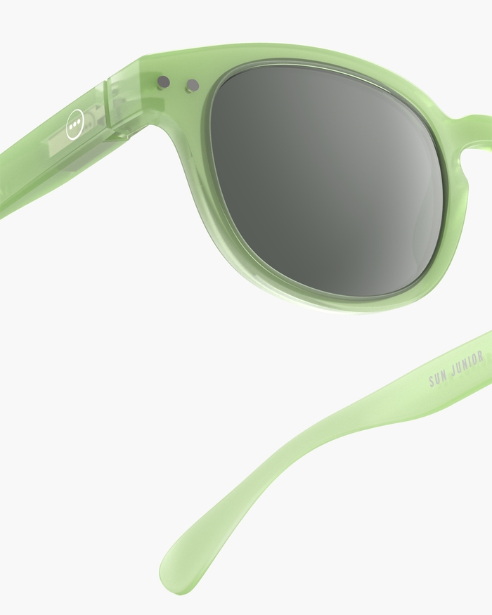 Izipizi Découvrez Les JUNIOR SUN #c Pear Une Version Mini Et Stylée De Nos Lunettes De Soleil Carrées Classiques. Plébiscité Par De Nombreux Clients Ce Modèle Est également Disponible En BABY KIDS KIDS PLUS Et SUN Permett