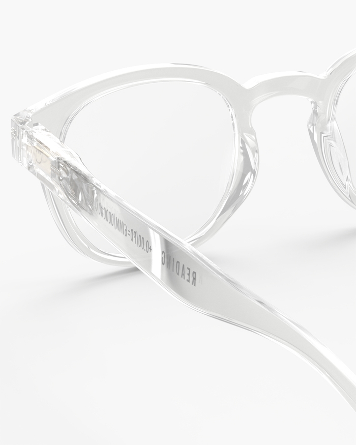 Izipizi Découvrez Les Lunettes De Lecture #C Crystal – Une Monture Carrée Et Entièrement Transparente Qui Mise Sur La Modernité Et La Simplicité. Conçues En Matière Biosourcée Elles Offrent Un Design épuré Et Une Lé