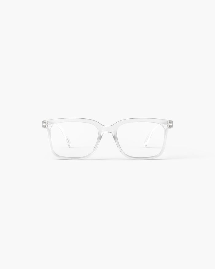 izipizi Découvrez les lunettes de lecture #L Crystal – Une monture rectangulaire qui allie audace et minimalisme. Conçues en matière biosourcée elles dévoilent leur structure à travers un design totalement transparent po