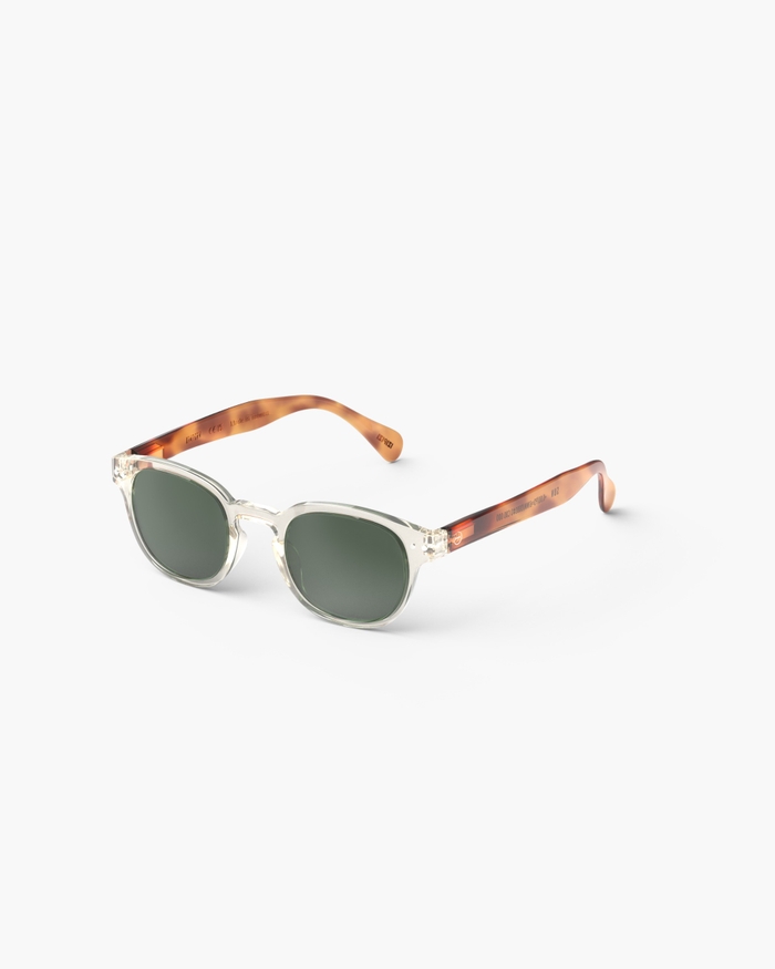 Izipizi Découvrez Les Lunettes De Soleil Polarisées #C Sandstorm – La Monture Carrée Couleur Champagne Illumine Le Visage Avec Une Touche Subtile Et Lumineuse. Les Branches Ajoutent De La Profondeur Et Du Contraste Créant