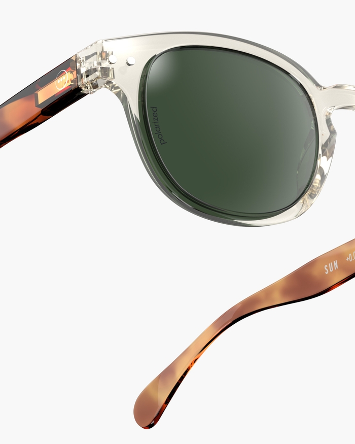 Izipizi Découvrez Les Lunettes De Soleil Polarisées #C Sandstorm – La Monture Carrée Couleur Champagne Illumine Le Visage Avec Une Touche Subtile Et Lumineuse. Les Branches Ajoutent De La Profondeur Et Du Contraste Créant