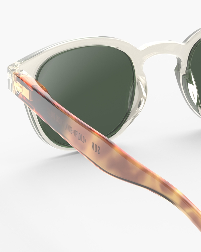 Izipizi Découvrez Les Lunettes De Soleil Polarisées #C Sandstorm – La Monture Carrée Couleur Champagne Illumine Le Visage Avec Une Touche Subtile Et Lumineuse. Les Branches Ajoutent De La Profondeur Et Du Contraste Créant