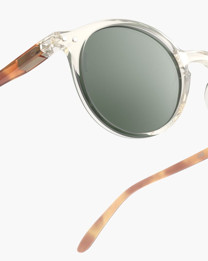 Izipizi Découvrez Les Lunettes De Soleil Polarisées #D Sandstorm – La Monture Ronde Couleur Champagne Illumine Le Visage Avec Une Touche Subtile Et Lumineuse. Les Branches Ajoutent De La Profondeur Et Du Contraste Créant Un