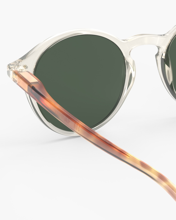 Izipizi Découvrez Les Lunettes De Soleil Polarisées #D Sandstorm – La Monture Ronde Couleur Champagne Illumine Le Visage Avec Une Touche Subtile Et Lumineuse. Les Branches Ajoutent De La Profondeur Et Du Contraste Créant Un