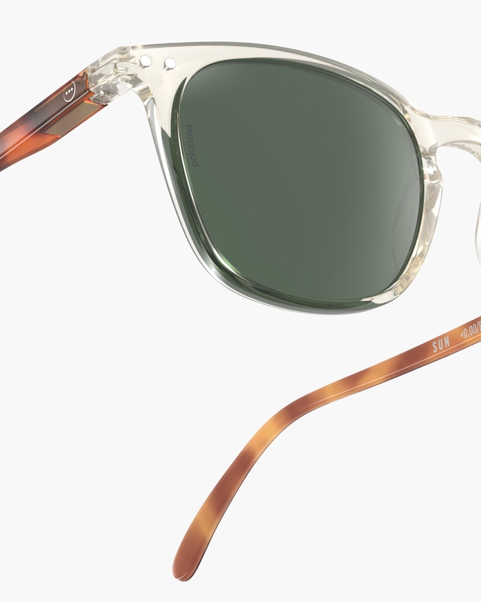 Izipizi Découvrez Les Lunettes De Soleil Polarisées #E Sandstorm – La Monture Trapèze Couleur Champagne Illumine Le Visage Avec Une Touche Subtile Et Lumineuse. Les Branches Ajoutent De La Profondeur Et Du Contraste Créant