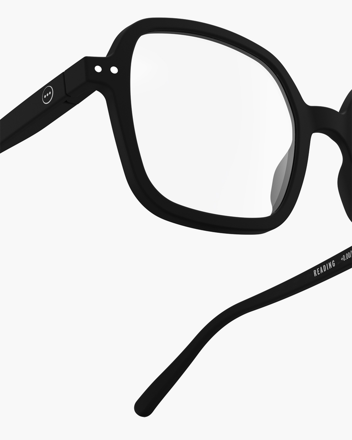 Izipizi Découvrez #OFFICE Black Notre Paire Oversize Carrée Spécialement Conçue Pour La Lecture. Avec Son Style Audacieux Et Son Fini Mat Elle Offre Une Vision Claire Tout En Ajoutant Un Touche Unique à Votre Look. Que Ce S
