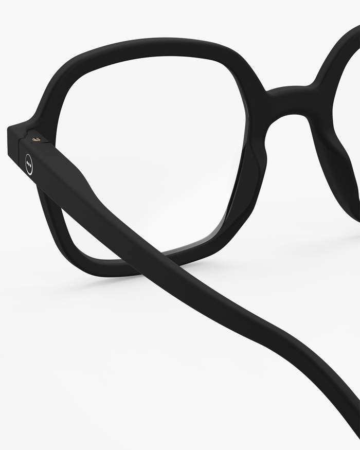 Izipizi Découvrez #OFFICE Black Notre Paire Oversize Carrée Spécialement Conçue Pour La Lecture. Avec Son Style Audacieux Et Son Fini Mat Elle Offre Une Vision Claire Tout En Ajoutant Un Touche Unique à Votre Look. Que Ce S