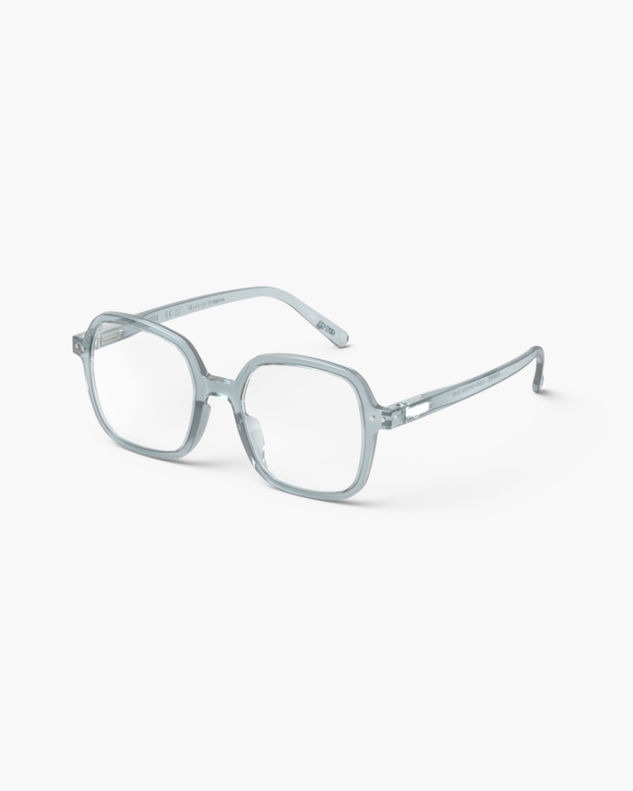 Izipizi Découvrez #OFFICE Frozen Blue Notre Paire Oversize Carrée Spécialement Conçue Pour La Lecture. Avec Sa Monture Cristalline Et Son Fini Brillant Elle Allie Un Design Audacieux à Une Vision Nette. Parfaite Pour La Mai