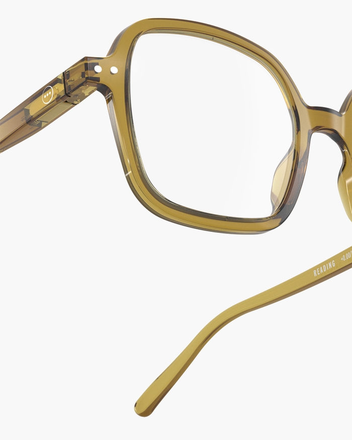 Izipizi Découvrez #OFFICE Golden Green Notre Paire Oversize Carrée Spécialement Conçue Pour La Lecture. Avec Sa Monture Cristalline Et Son Fini Brillant Elle Apporte Une Touche D’éclat à Votre Style Tout En Offrant Une V