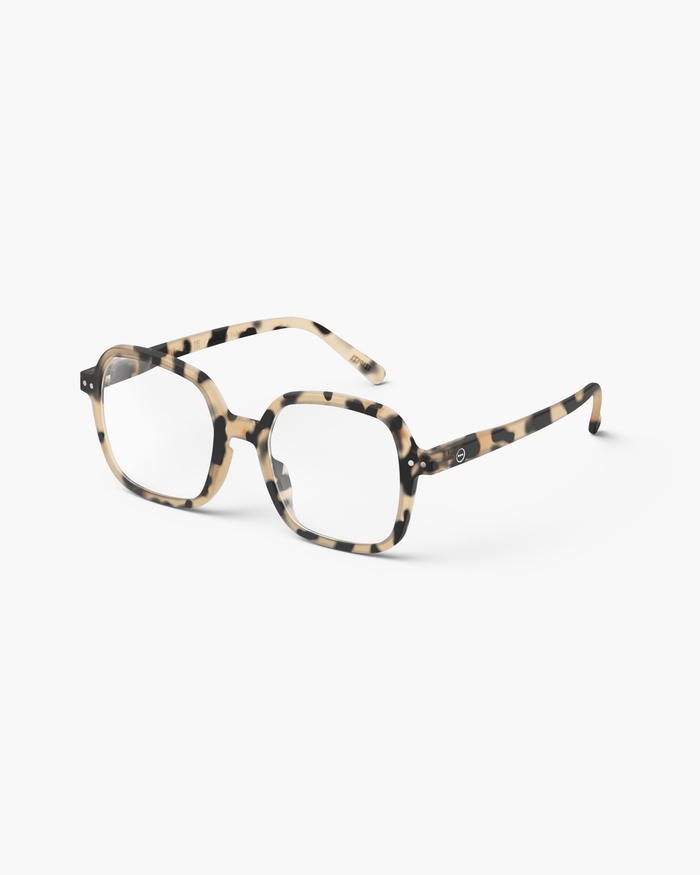Izipizi Découvrez #OFFICE Light Tortoise Notre Paire Oversize Carrée Spécialement Conçue Pour La Lecture. Avec Ses Tons Doux Et Son Fini Mat Elle Vous Apporte Un Style Classique Revisité Avec Une Touche Moderne. Parfaite Po