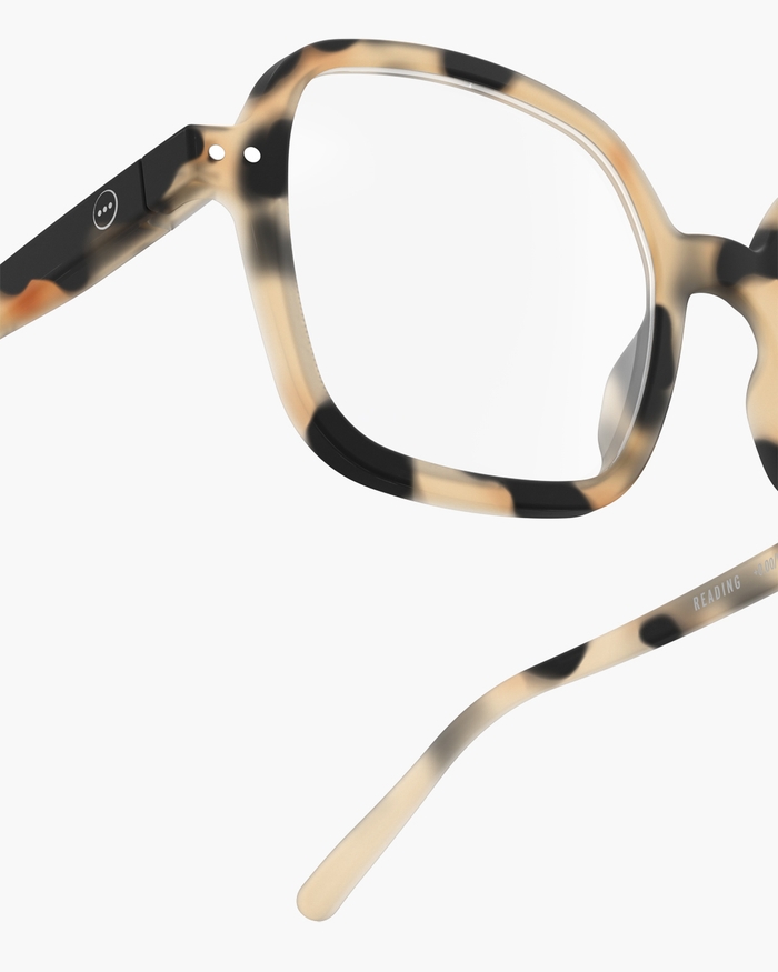 Izipizi Découvrez #OFFICE Light Tortoise Notre Paire Oversize Carrée Spécialement Conçue Pour La Lecture. Avec Ses Tons Doux Et Son Fini Mat Elle Vous Apporte Un Style Classique Revisité Avec Une Touche Moderne. Parfaite Po