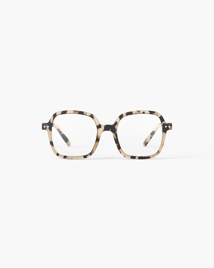 izipizi Découvrez #OFFICE Light Tortoise notre paire oversize carrée spécialement conçue pour la lecture. Avec ses tons doux et son fini mat elle vous apporte un style classique revisité avec une touche moderne. Parfaite po