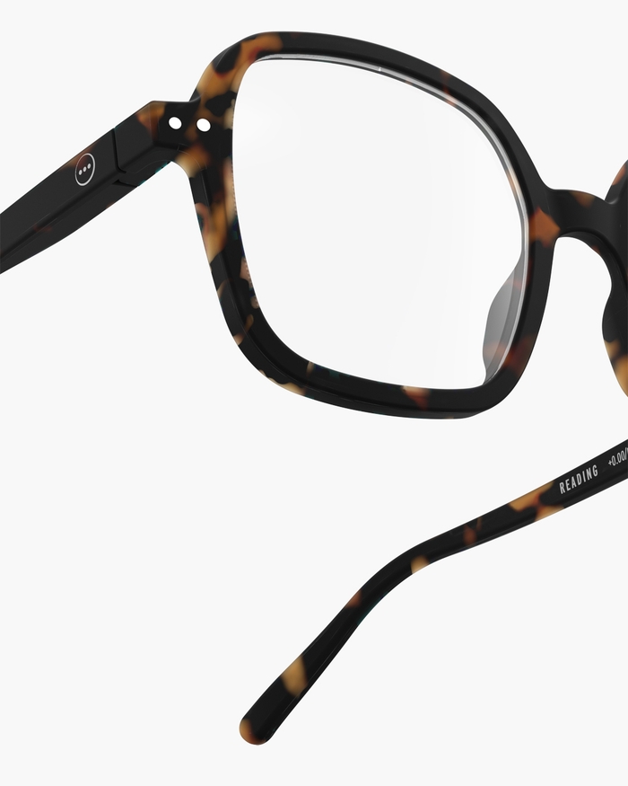 Izipizi Découvrez #OFFICE Tortoise Notre Paire Oversize Carrée Spécialement Conçue Pour La Lecture. Avec Son Design Vintage Mais élégant Et Son Fini Mat Elle Allie Sophistication Et Confort Incomparable. Que Ce Soit Pour T