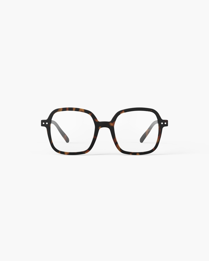 izipizi Découvrez #OFFICE Tortoise notre paire oversize carrée spécialement conçue pour la lecture. Avec son design vintage mais élégant et son fini mat elle allie sophistication et confort incomparable. Que ce soit pour t