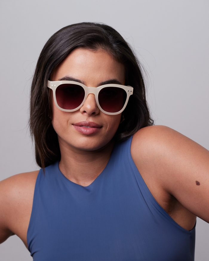 Izipizi Découvrez SUN N Vintage Cream Des Lunettes De Soleil Oversize Au Charme Rétro Assumé. Son Coloris Vintage Cream Et Son Fini Brillant Apportent Une Touche Lumineuse Et Sophistiquée à Votre Look. Avec Sa Couvrance Opt