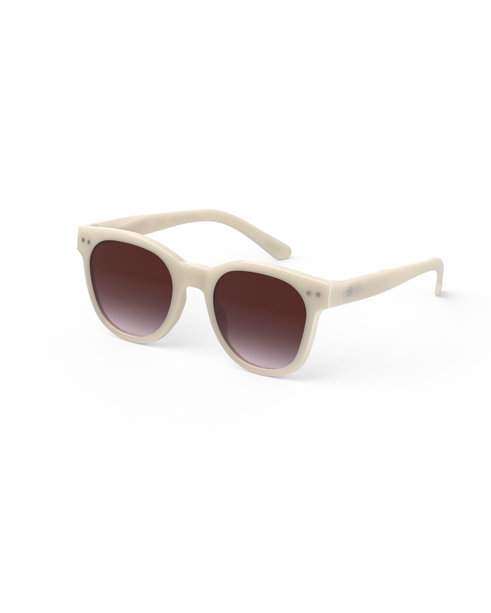 Izipizi Découvrez SUN N Vintage Cream Des Lunettes De Soleil Oversize Au Charme Rétro Assumé. Son Coloris Vintage Cream Et Son Fini Brillant Apportent Une Touche Lumineuse Et Sophistiquée à Votre Look. Avec Sa Couvrance Opt