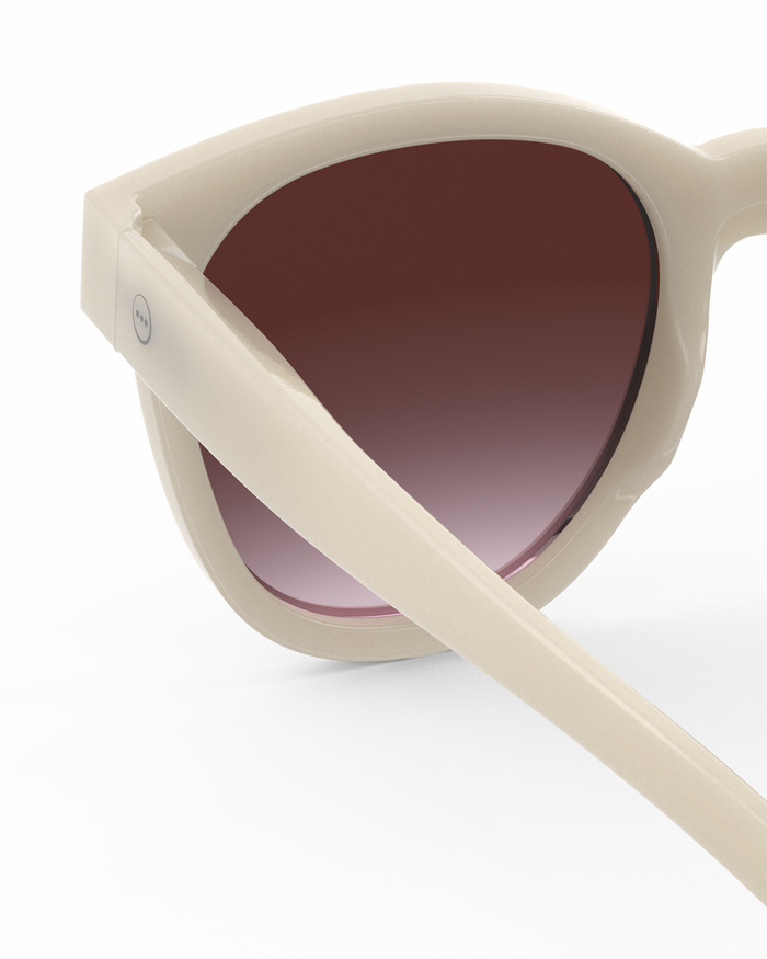 Izipizi Découvrez SUN N Vintage Cream Des Lunettes De Soleil Oversize Au Charme Rétro Assumé. Son Coloris Vintage Cream Et Son Fini Brillant Apportent Une Touche Lumineuse Et Sophistiquée à Votre Look. Avec Sa Couvrance Opt