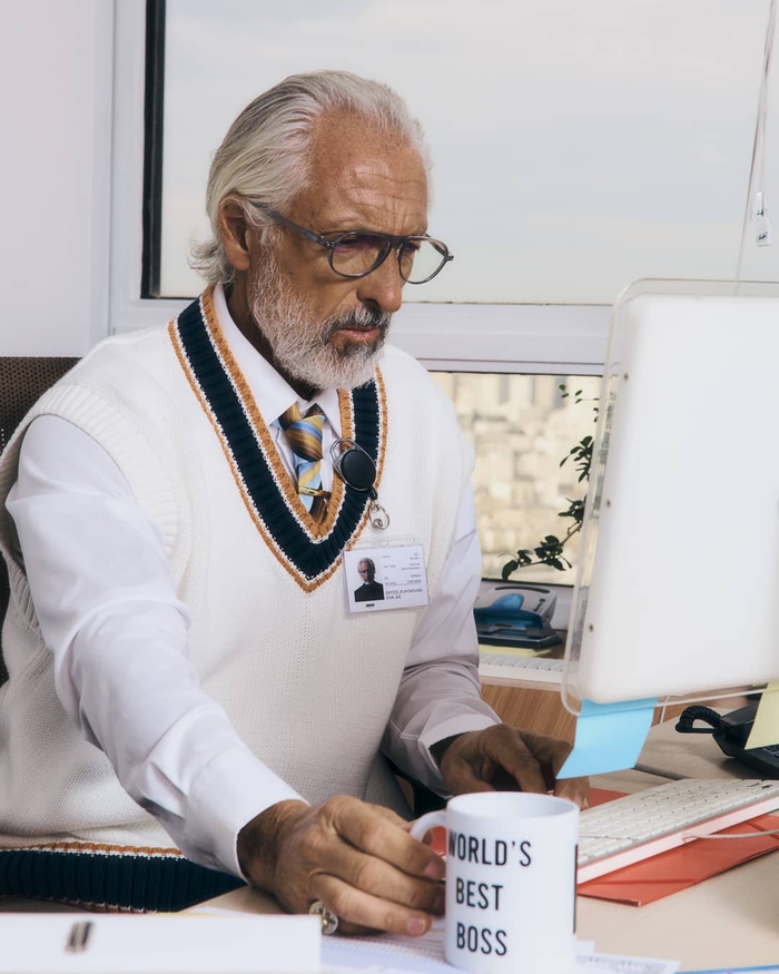 Izipizi La Couleur Electronic Grey Puise Son Inspiration Dans L’électronique De Bureau. Elle Incarne L'union Harmonieuse Entre La Technologie Et L'esthétique Minimaliste Invitant Chacun à Adopter La Révolution Numérique A