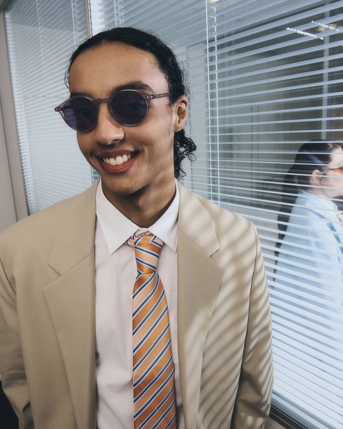 Izipizi La Couleur Electronic Grey Puise Son Inspiration Dans L’électronique De Bureau. Elle Incarne L'union Harmonieuse Entre La Technologie Et L'esthétique Minimaliste Invitant Chacun à Adopter La Révolution Numérique A