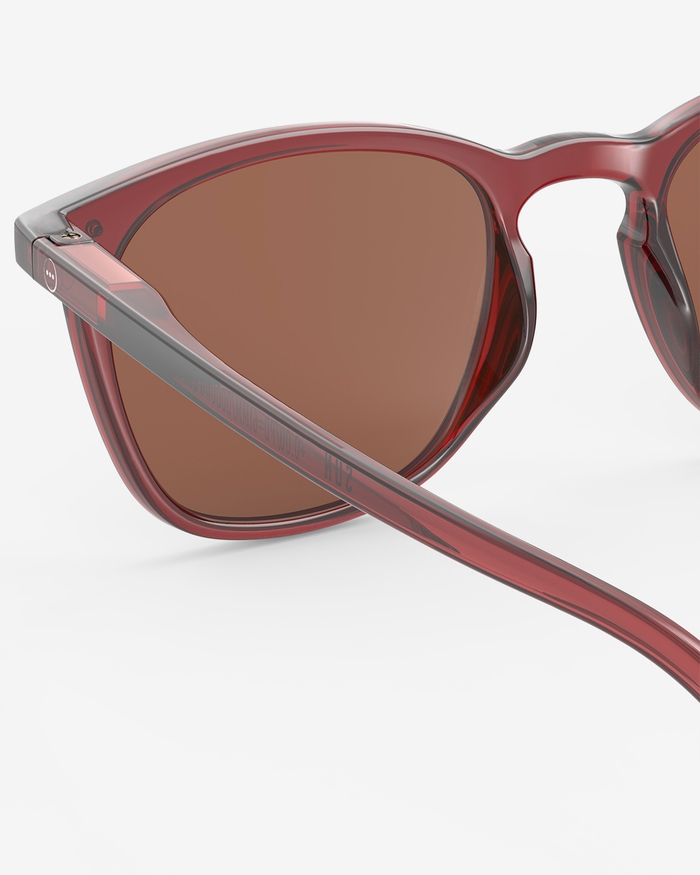 Izipizi La Couleur Red Tape Puise Son Inspiration Dans Les Classeurs Les Pastilles Les Adhésifs Et Toute Sorte De Papeterie. Un Rouge Qui Incarne L’association D’un Sentiment D’organisation à Une Esthétique Vive Et Joye