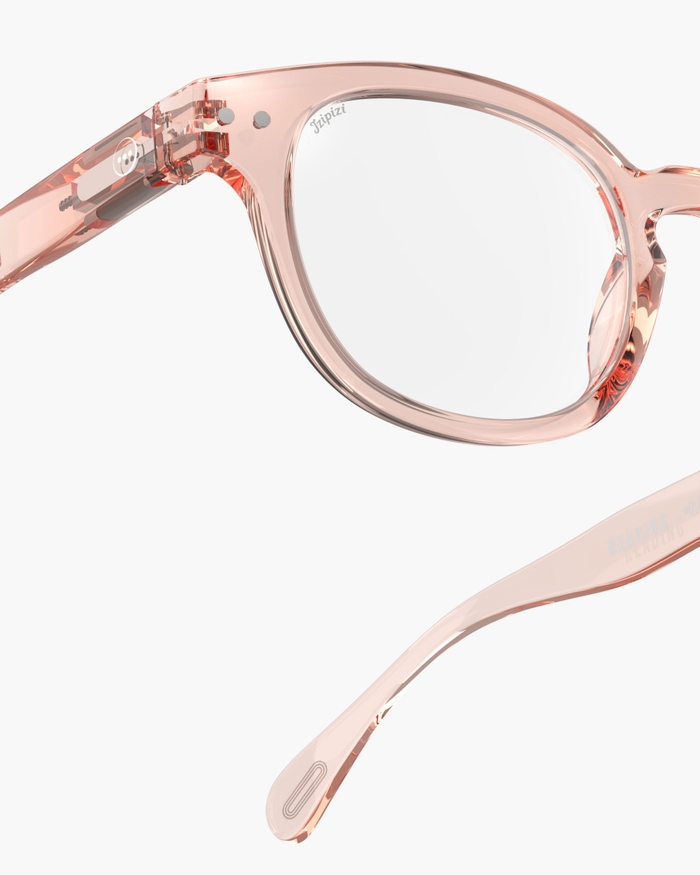 Izipizi Les Lunettes De Lecture #C Sporty Blush Offrent Un Rose Subtil Et Dynamique Incarnant L'élégance Décontractée Du Sport. Ce Classique Vintage Fort En Caractère Est Parfait Pour Celles Et Ceux Qui Aiment Jouer Avec Le
