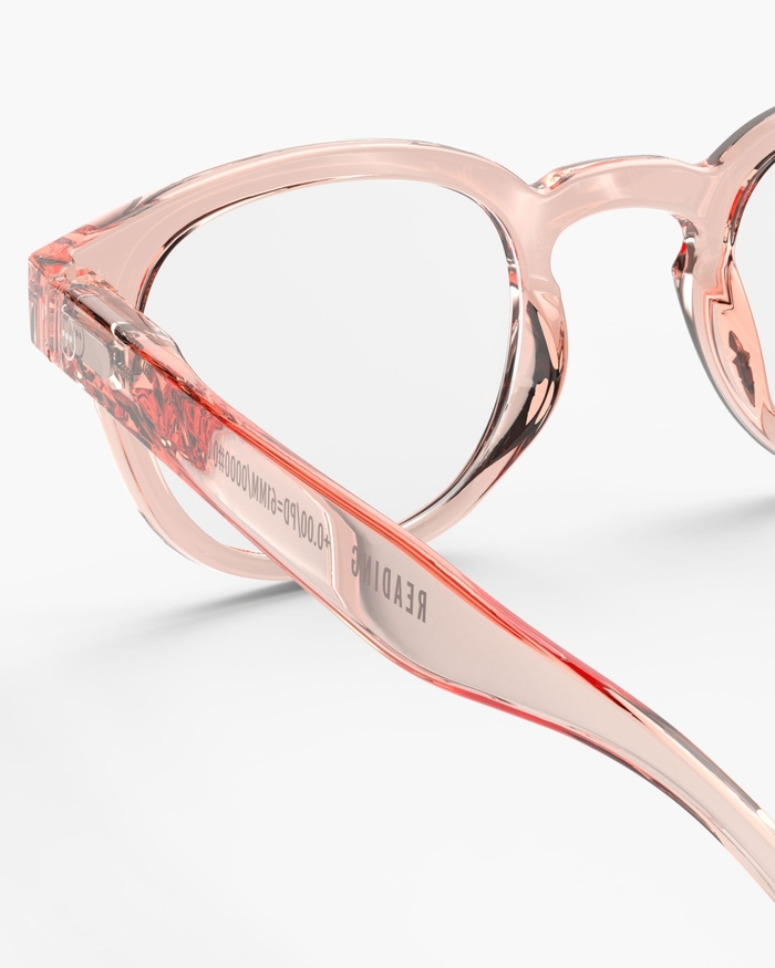 Izipizi Les Lunettes De Lecture #C Sporty Blush Offrent Un Rose Subtil Et Dynamique Incarnant L'élégance Décontractée Du Sport. Ce Classique Vintage Fort En Caractère Est Parfait Pour Celles Et Ceux Qui Aiment Jouer Avec Le